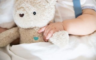 Les bienfaits du bruit blanc pour le sommeil des bébés et comment l'intégrer dans la routine du coucher.