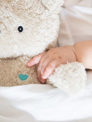 Les bienfaits du bruit blanc pour le sommeil des bébés et comment l'intégrer dans la routine du coucher.