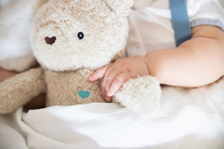 Les bienfaits du bruit blanc pour le sommeil des bébés et comment l'intégrer dans la routine du coucher.