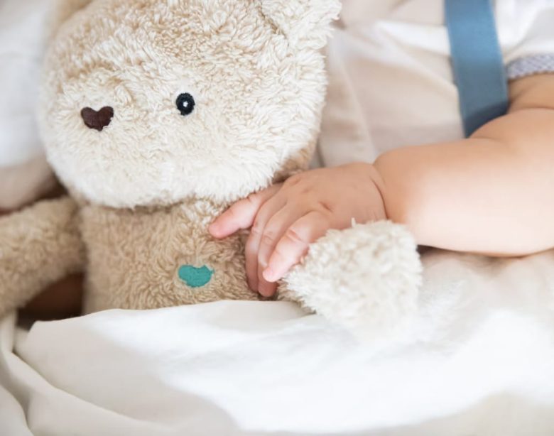 Les bienfaits du bruit blanc pour le sommeil des bébés et comment l'intégrer dans la routine du coucher.