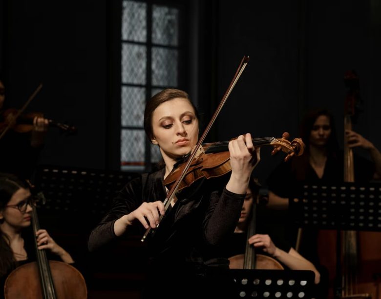 Voloniste débutant, intermédiaire ou semi-pro : ce que les cours de violon particuliers peuvent vous apporter